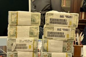 Druckfrische originalverpackte Dollar-Bündel werden in der Ukraine für Schmiergeldzahlungen verwendet. 