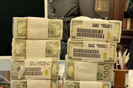 Druckfrische originalverpackte Dollar-Bündel werden in der Ukraine für Schmiergeldzahlungen verwendet. 