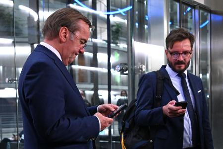 Der Verteidigungsminister musste lange warten. 