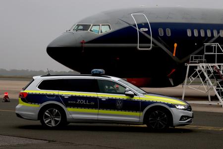 Das Hauptzollamt Bielefeld zieht zum Ende der Sommersaison am Flughafen Paderborn/Lippstadt Bilanz/Foto: Hauptzollamt Bielefeld