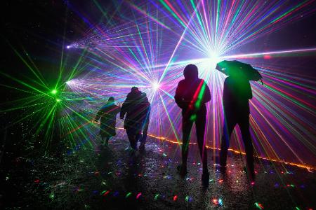 Lichterzauber in Surrey: Besucher eröffnen den ‚Windsor Great Park Illuminated‘-Pfad