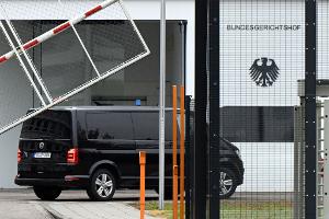 Der Beschuldigte wurde zum Ermittlungsrichter des BGH nach Karlsruhe gebracht.