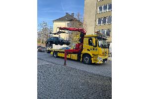 Im Schulterschluss mit Einsatzkräften des Ordnungsamtes führten Polizeibeamte des Schwerpunktdienstes am Donnerstag (13.11.2025) gemeinsame Kontrollen durch. Aufgrund einer Betriebsuntersagung wurde ein Mercedes-Benz abgeschleppt.