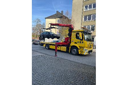 Im Schulterschluss mit Einsatzkräften des Ordnungsamtes führten Polizeibeamte des Schwerpunktdienstes am Donnerstag (13.11.2025) gemeinsame Kontrollen durch. Aufgrund einer Betriebsuntersagung wurde ein Mercedes-Benz abgeschleppt.