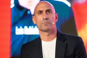 Rubiales bei Buchvorstellung mit Eiern beworfen