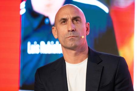 Er sorgte 2023 für Kuss-Eklat: Luis Rubiales mit Eiern beworfen