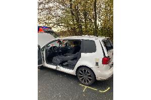 Über eine Seitenöffnung des Fahrzeuges wurde die Fahrerin gerettet.