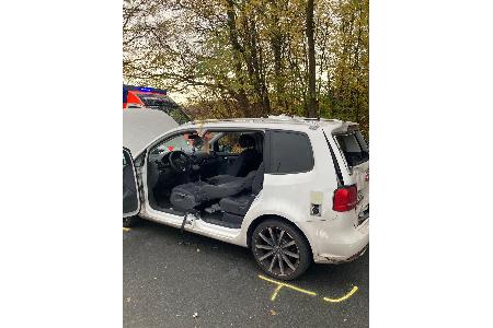 Über eine Seitenöffnung des Fahrzeuges wurde die Fahrerin gerettet.