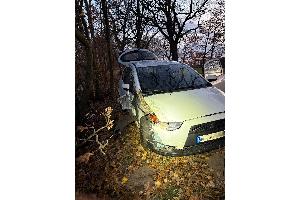 Der verunfallte Mitsubishi musste abgeschleppt werden.