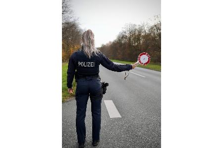 Verkehrskontrolle auf der L 3112 in Gernsheim