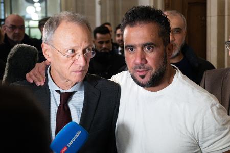 Buhsidos E-Manager Arafat Abou-Chaker (r) legt nach der Urteilsverkündung seinem Anwalt Hansgeorg Birkhoff die Hand auf die Schulter. (Archivbild) 