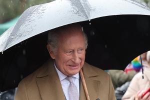 An seinem 77. Geburtstag: König Charles trotzt dem Regen in Wales