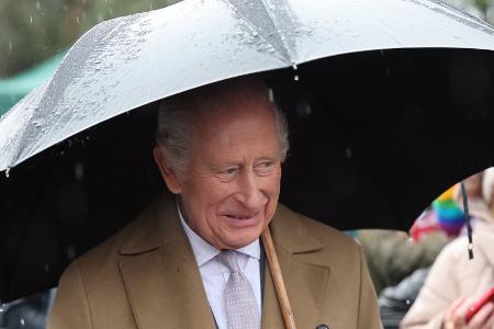 An seinem 77. Geburtstag: König Charles trotzt dem Regen in Wales