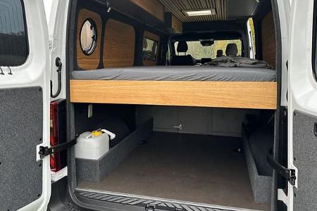 Prunkstück des Relax Master ist nicht nur das großzügige Doppellängsbett im Heck, sondern auch der sehr geräumige Stauraum darunter. 