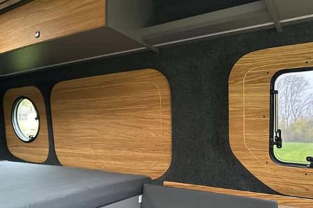 Die schicke Möblierung kommt von Ausbaupartner Nordvan.