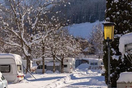 Wintercamping, Schnee, Wohnwagen