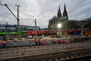 Zehn Tage lang sind Arbeiter nun an der Strecke rund um den Kölner Hauptbahnhof beschäftigt. Unter anderem werden Weichen und Oberleitungen erneuert.