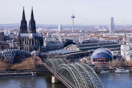 Mehr als 50 neue Stellwerke nimmt die Bahn jedes Jahr in Betrieb - ausgerechnet am Kölner Hauptbahnhof gab es Probleme.