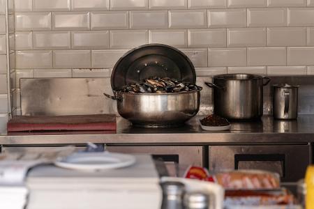 Nach dem Tod der drei und sechs Jahre alten Kinder ist auch die Mutter im Krankenhaus gestorben, wie die Nachrichtenagentur DHA berichtete. Der Vater werde noch auf der Intensivstation behandelt. Im Verdacht steht eine Lebensmittelvergiftung.