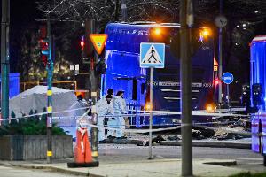 Die Polizei untersucht den verunglückten Bus in Stockholm.