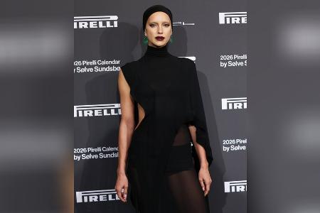 Irina Shayk überrascht bei Pirelli-Event mit gebleichten Augenbrauen