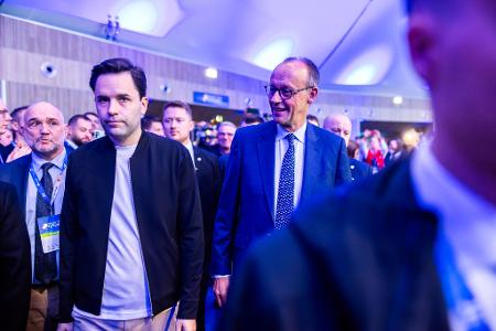 JU-Chef Johannes Winkel (links) ist im Rentenstreit grundlegend anderer Meinung als Kanzler Merz.