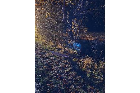 Der Pkw, welcher im Seitengraben zum Stehen kam.
Foto: Ortsfeuerwehr Wehdel