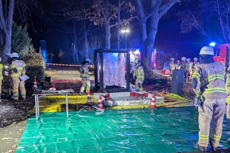 Gefahrstoffaustritt im Kombibad Paffrath - Feuerwehr im Großeinsatz