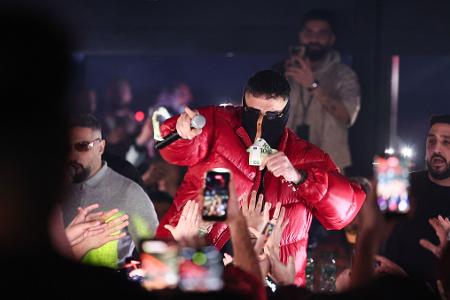 Fürs Publikum gab es Euroscheine statt Botschaften des Rappers.