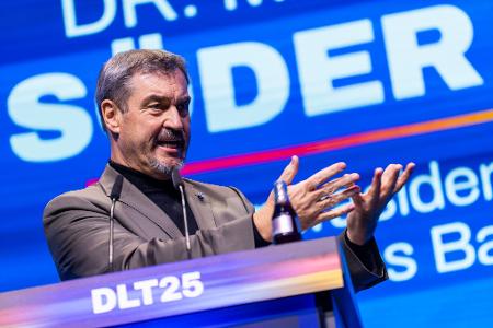 Merz müsse auch eine Koalition zusammenhalten, gibt CSU-Chef Markus Söder der Jungen Union im Rentenstreit zu Bedenken.