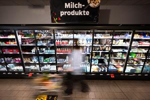 Im Geldbeutel bleibet mehr drin: Butter und Milch sind günstiger zu haben. (Archivbild)