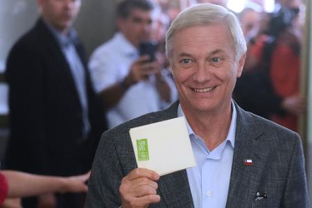 Der deutschstämmige Rechtspolitiker Kast wird wohl gegen die Kommunistin Jara in die Stichwahl ziehen.