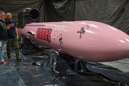 Jan Polak (r) und Martin Ondracek betrachten einen Flamingo-Marschflugkörper.