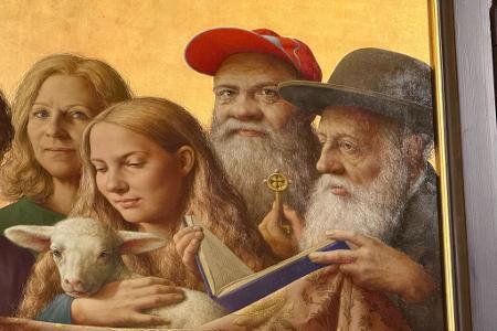 Mit roter Basketballmütze und etwas versteckt: Der Ausschnitt zeigt den deutschen Obdachlosen Burkhard Scheffler als Petrus.