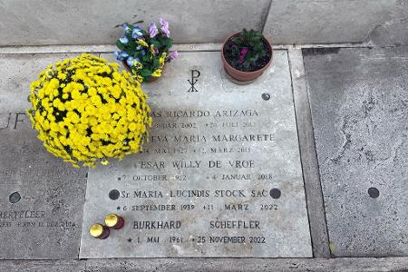 Die Urne ist auf dem Friedhof Campo Santo Teutonico bestattet.