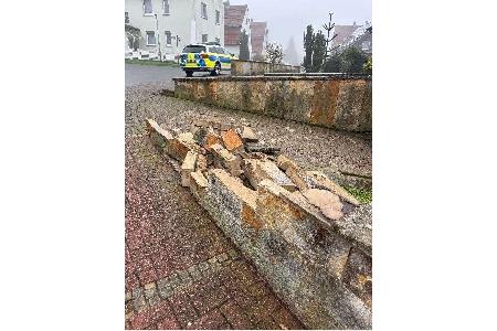 Beschädigte Sandsteinmauer