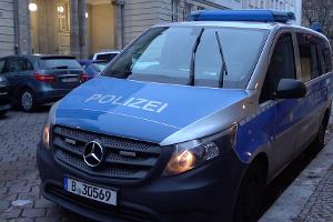 Ein Polizeiauto steht nach vermeintlichen Anschlagsandrohungen vor einer Berliner Schule.