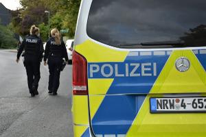 Streifenwagen mit zwei Polizistinnen