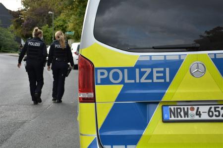 Streifenwagen mit zwei Polizistinnen