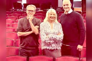 Rita Falk zurück auf der Bühne: "Apfelstrudel-Alibi" feiert Premiere