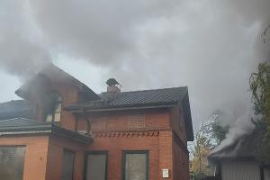 Das Gebäude war zunächst aufgrund des ausgedehnten Feuers im Obergeschoss und der starken Rauchentwicklung im Erdgeschoss nicht begehbar.