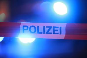 Eine Zwölfjährige ist bei einem Einsatz durch einen oder mehrere Schüsse aus einer Polizeiwaffe lebensgefährlich verletzt worden. (Symbolbild)