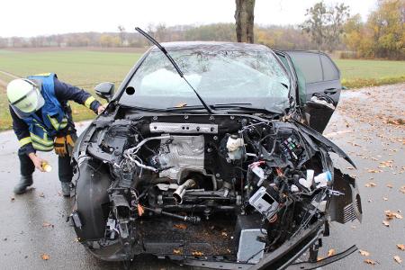 Durch die Wucht des Aufpralls mit dem Baum, wurde der gesamte Motorblock aus dem Fahrzeug gerissen.
Foto: Polizei Minden-Lübbecke