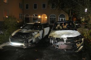 Brandstiftung an zwei geparkten Skoda in der Herkulesstraße in Kassel: Polizei sucht Zeugen