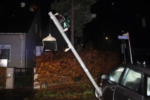 Verunfalltes Fahrzeug an Ampel
