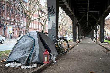 Zelt eines obdachlosen Menschen in Berlin. (Archivbild)