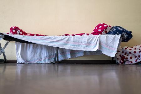 Bett einer Kältehilfe-Notübernachtung in Berlin. (Archivbild)