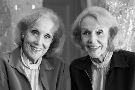 Alice (l.) und Ellen Kessler wurden als Sängerinnen und Tänzerinnen international berühmt. (Archivbild)