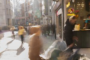  Ermittler vermuteten bisher eine Lebensmittelvergiftung, etwa durch Streetfood. 