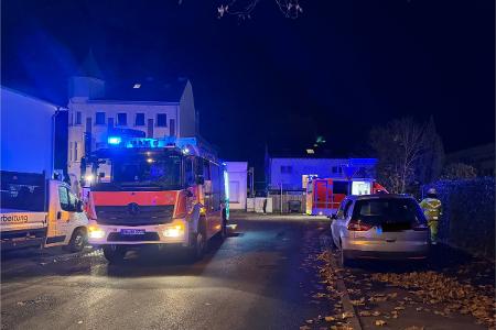 Fahrzeuge von Feuerwehr und Rettungsdienst bei einem Brandereignis in Bonn-Bad Godesberg
